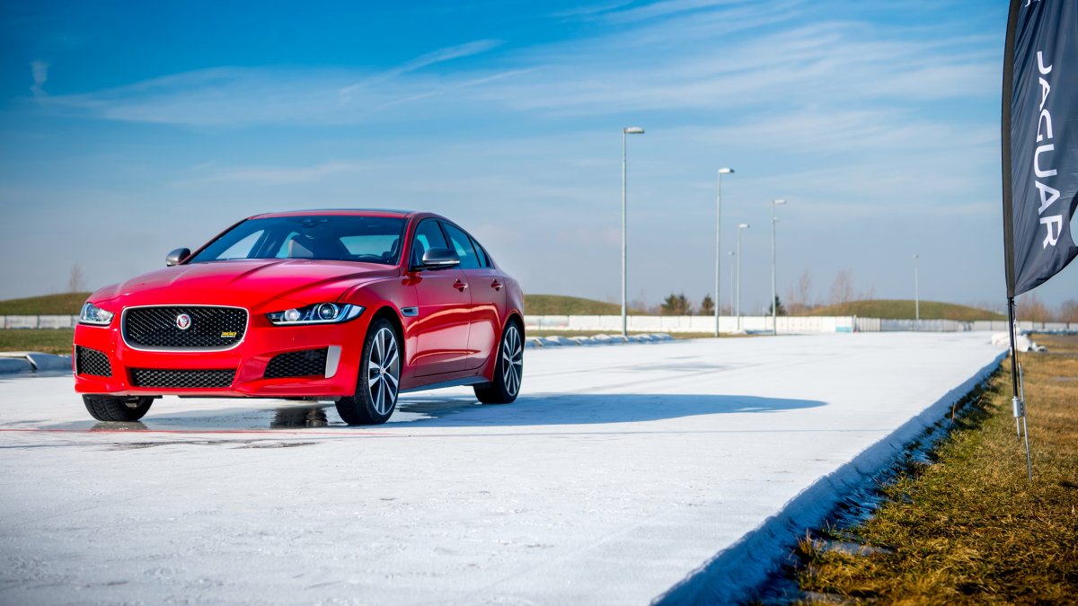 Ягуар xe 300 Sport