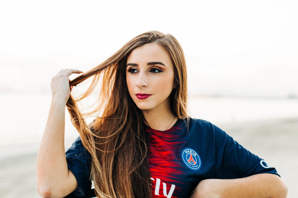 Jessica Lesaca присела