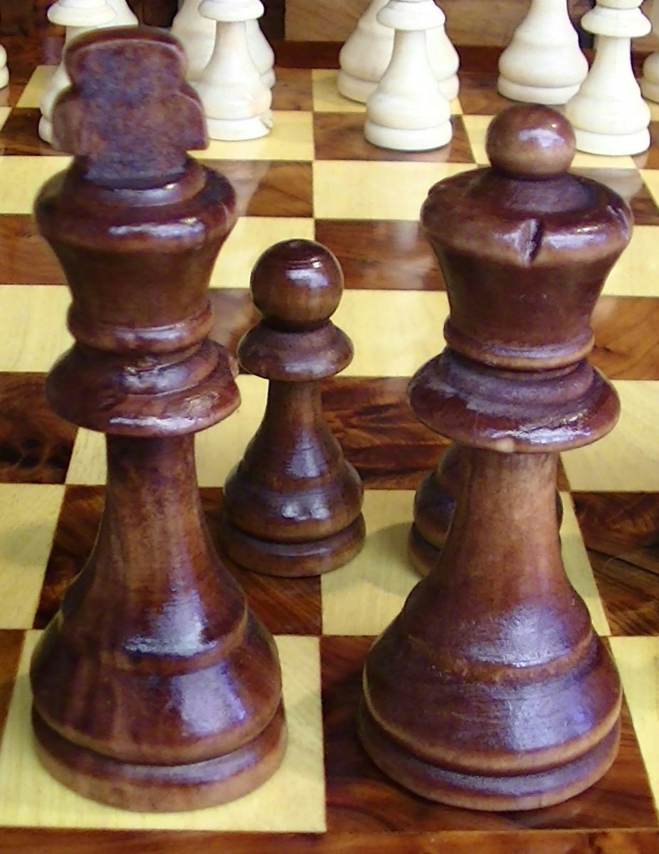 Шахматные фигуры короля и королевы большие