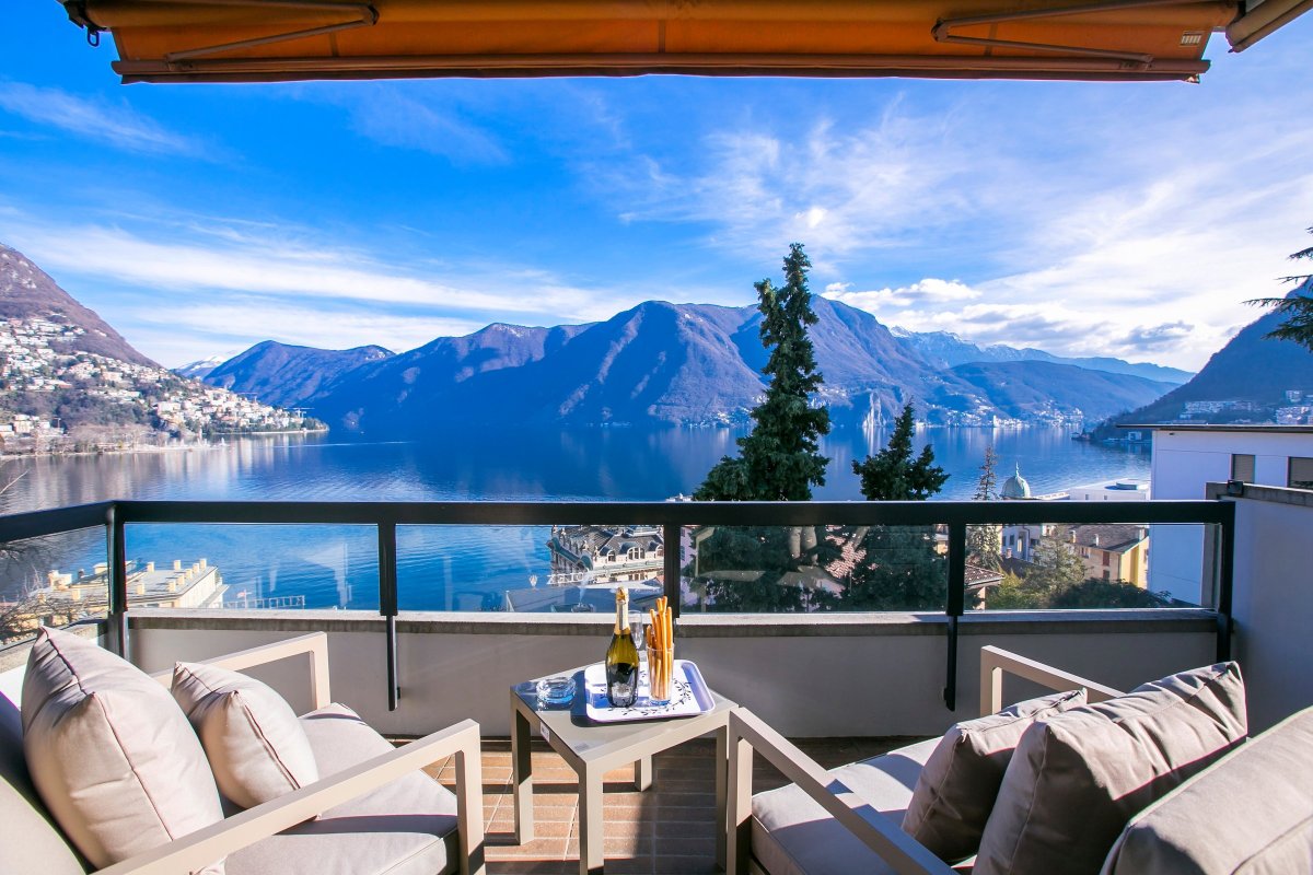 Окно с видом на горы Швейцарии Лугано