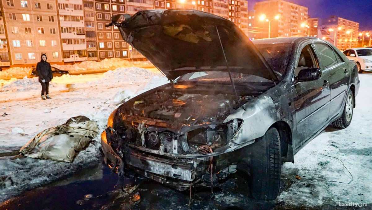 Разрушенные машины в городе Саяногорск