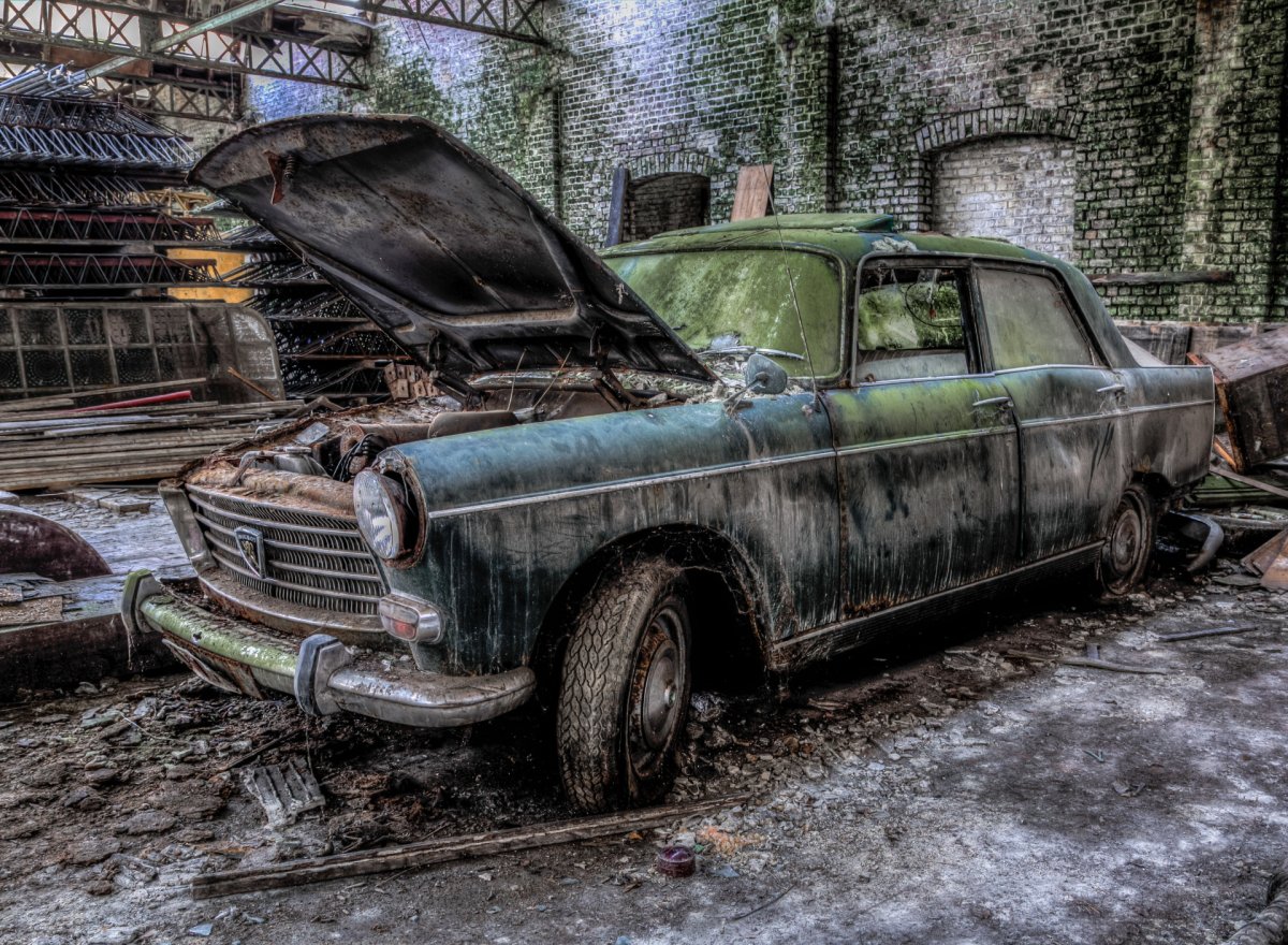 Старая разваленная машина