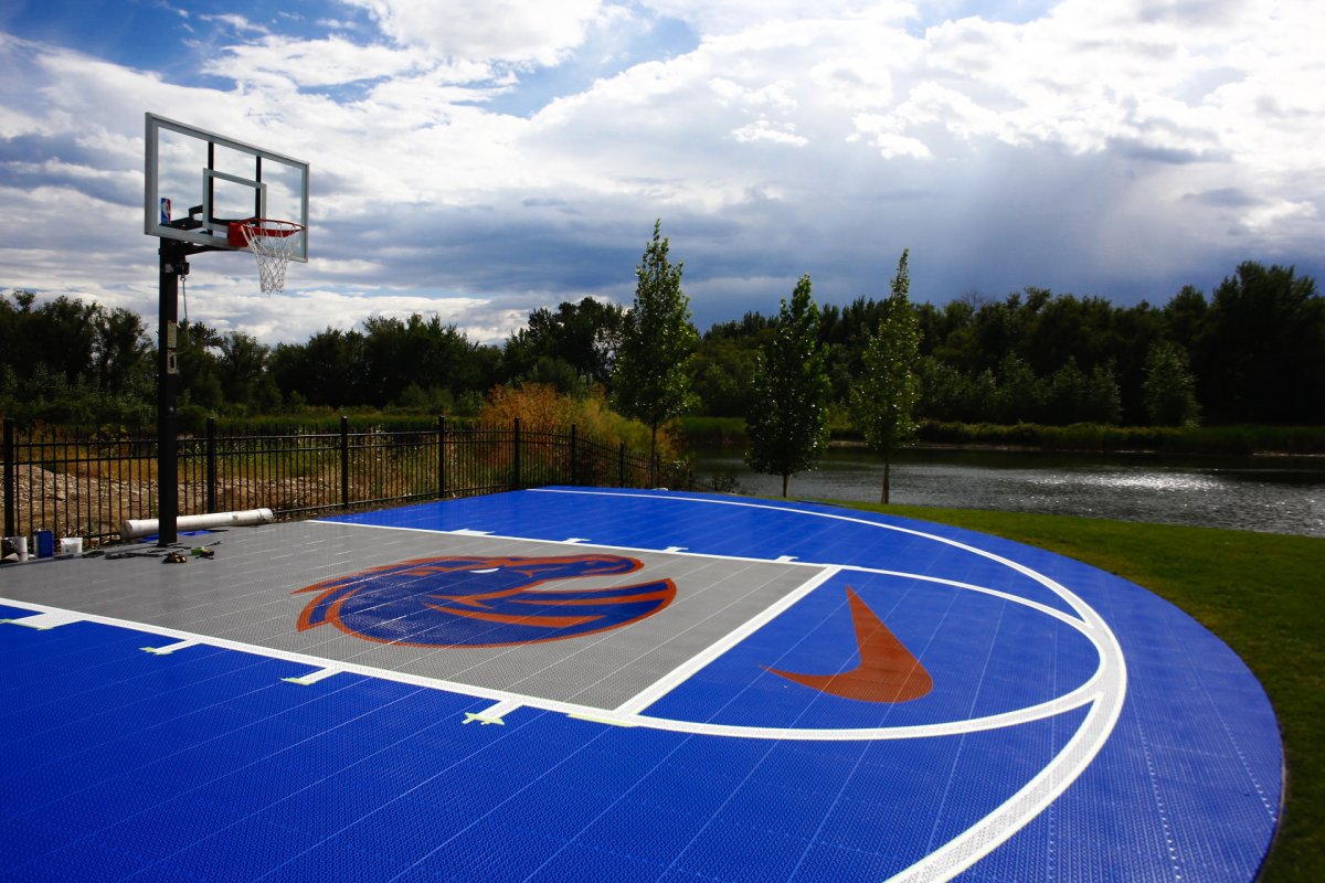 Баскетбольная площадка в Париже Джордана