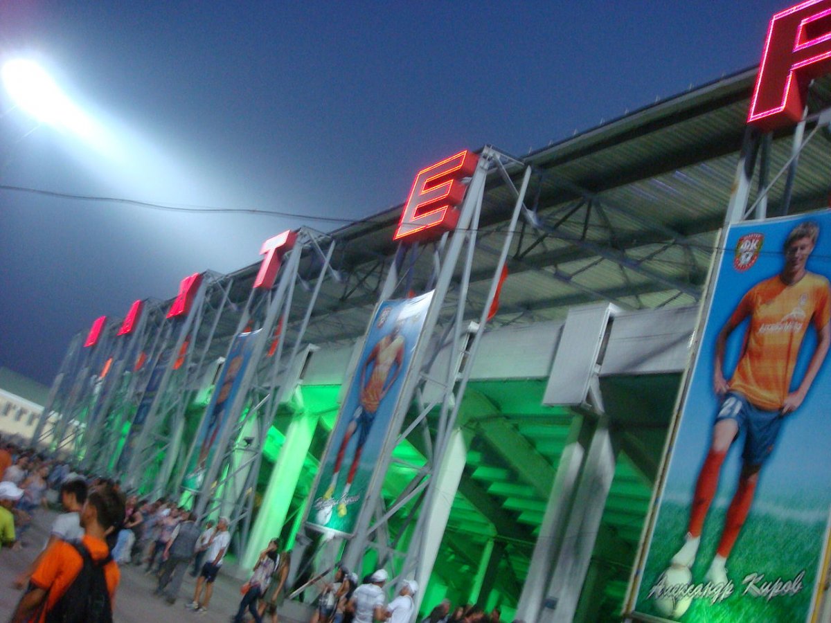 Греческие фигуры на стадионе шахтёр Тула