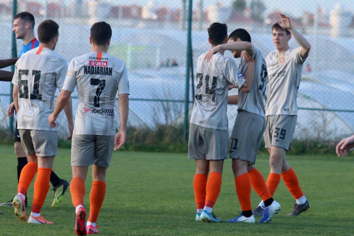 Играют в футбол на арене