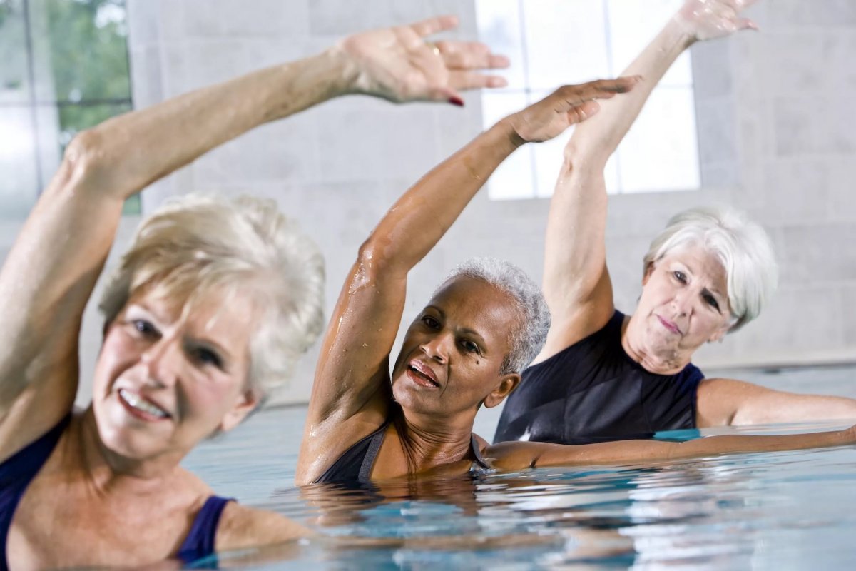 Пожилые люди в бассейне