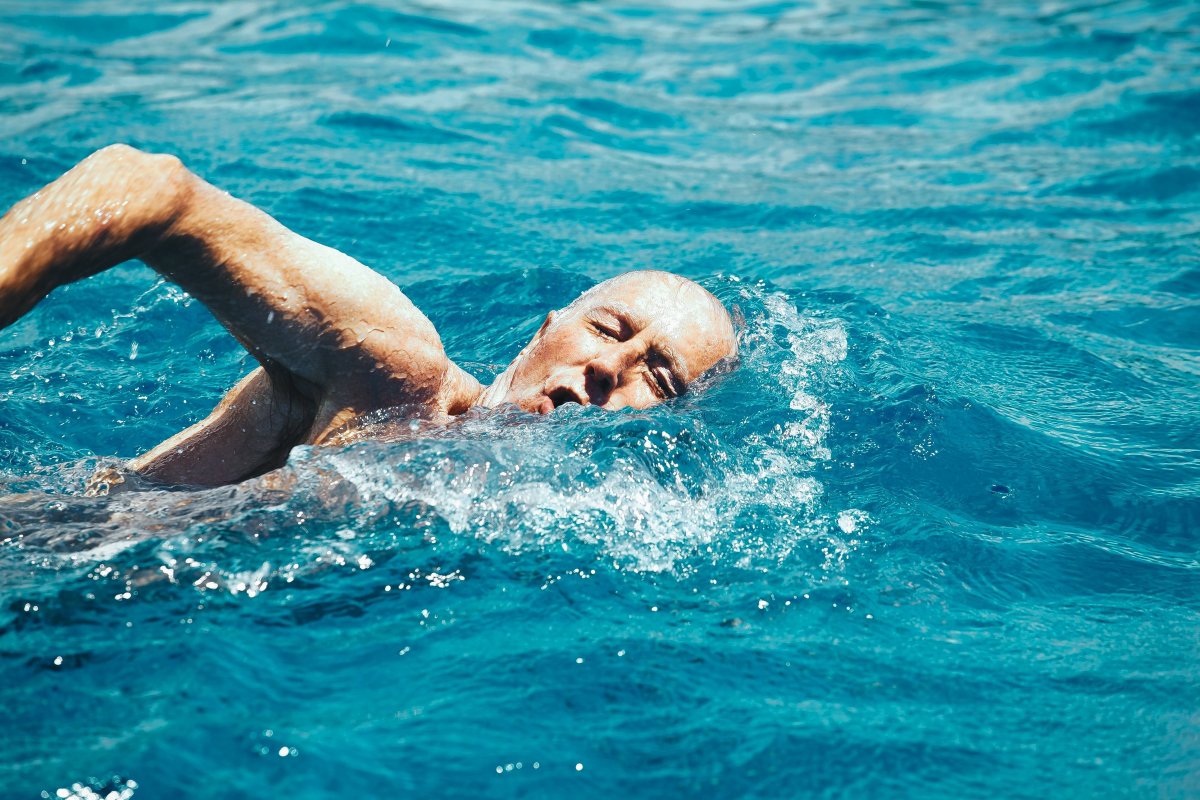 Пожилые люди в бассейне