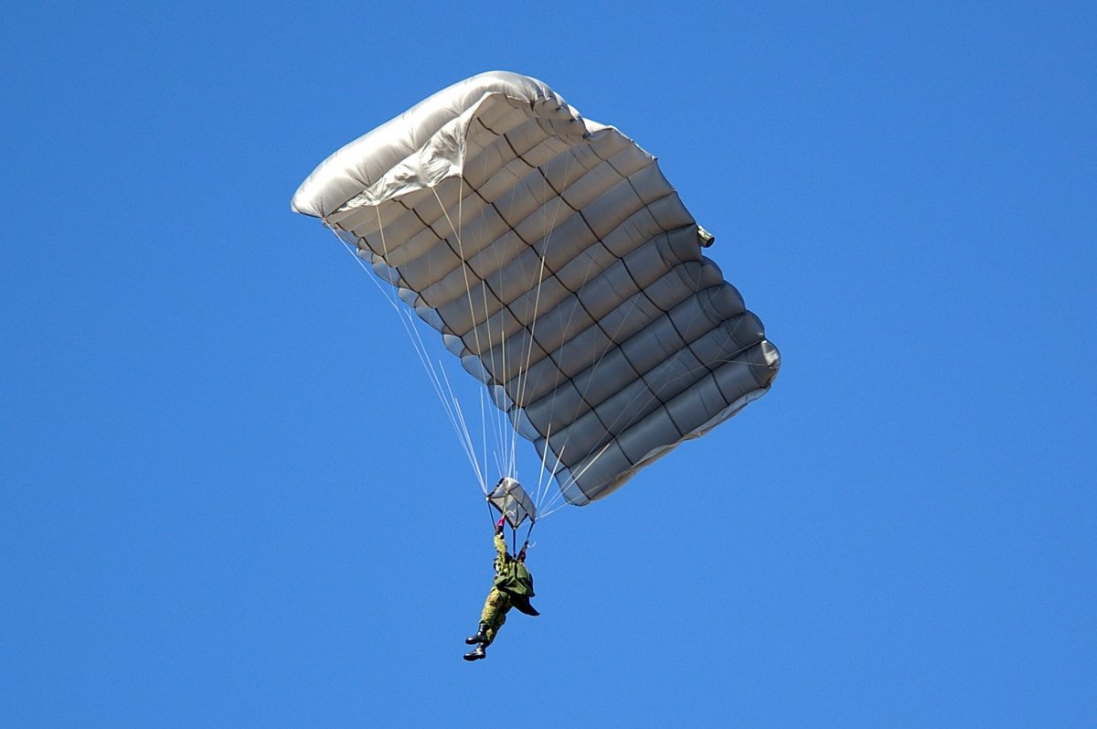 Человек прыгает с парашютом