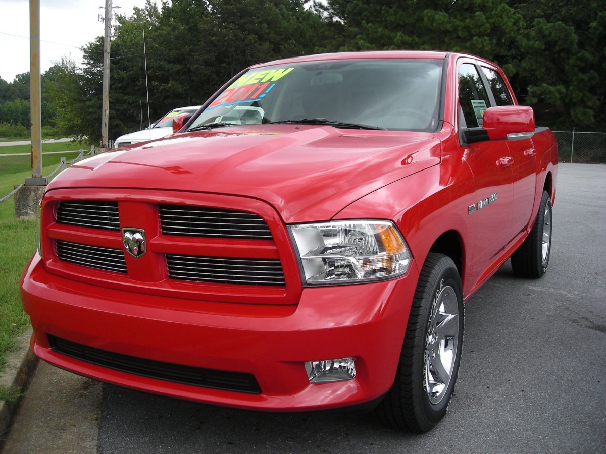 Dodge Ram красный
