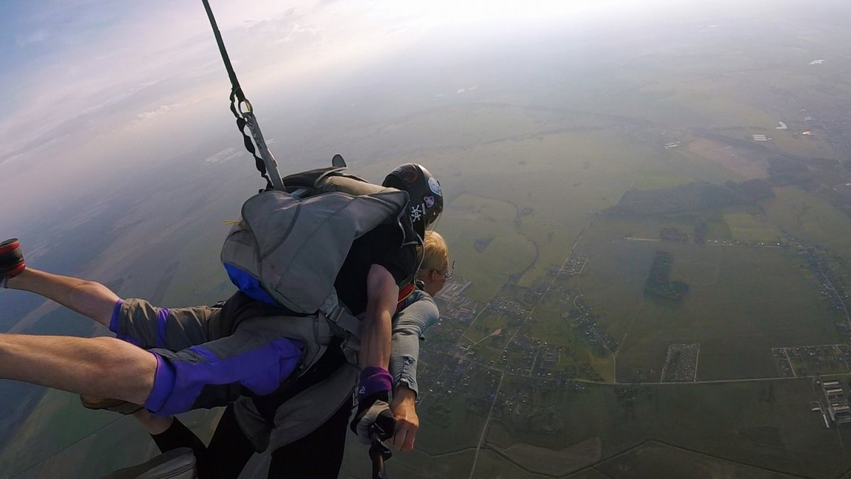 Совершить прыжок с парашютом