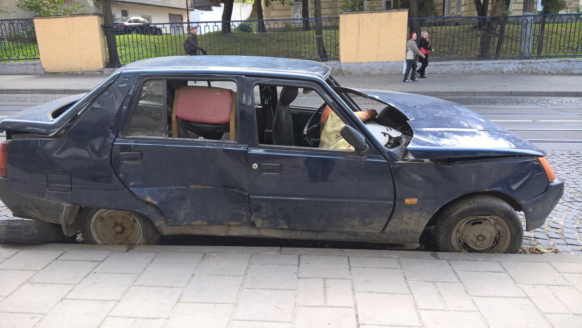 Разбитая в храм машина