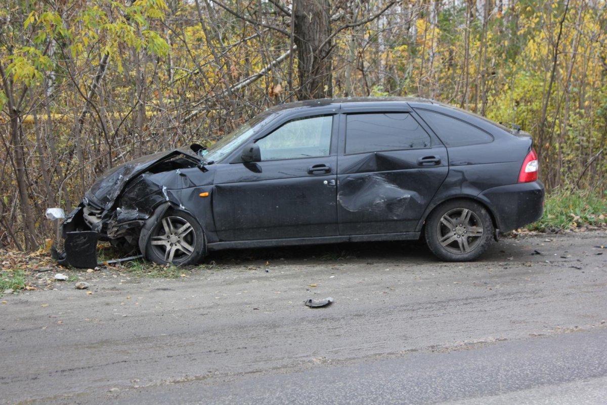 Черная Приора хэтчбек после ДТП