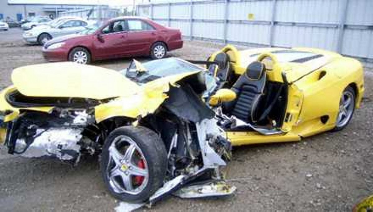 Разбитая дорогая машина