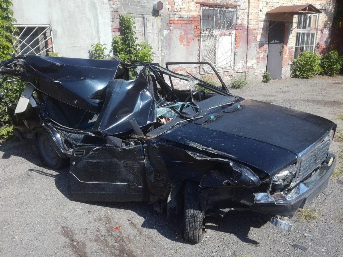 Разбитый ВАЗ 2107 черный