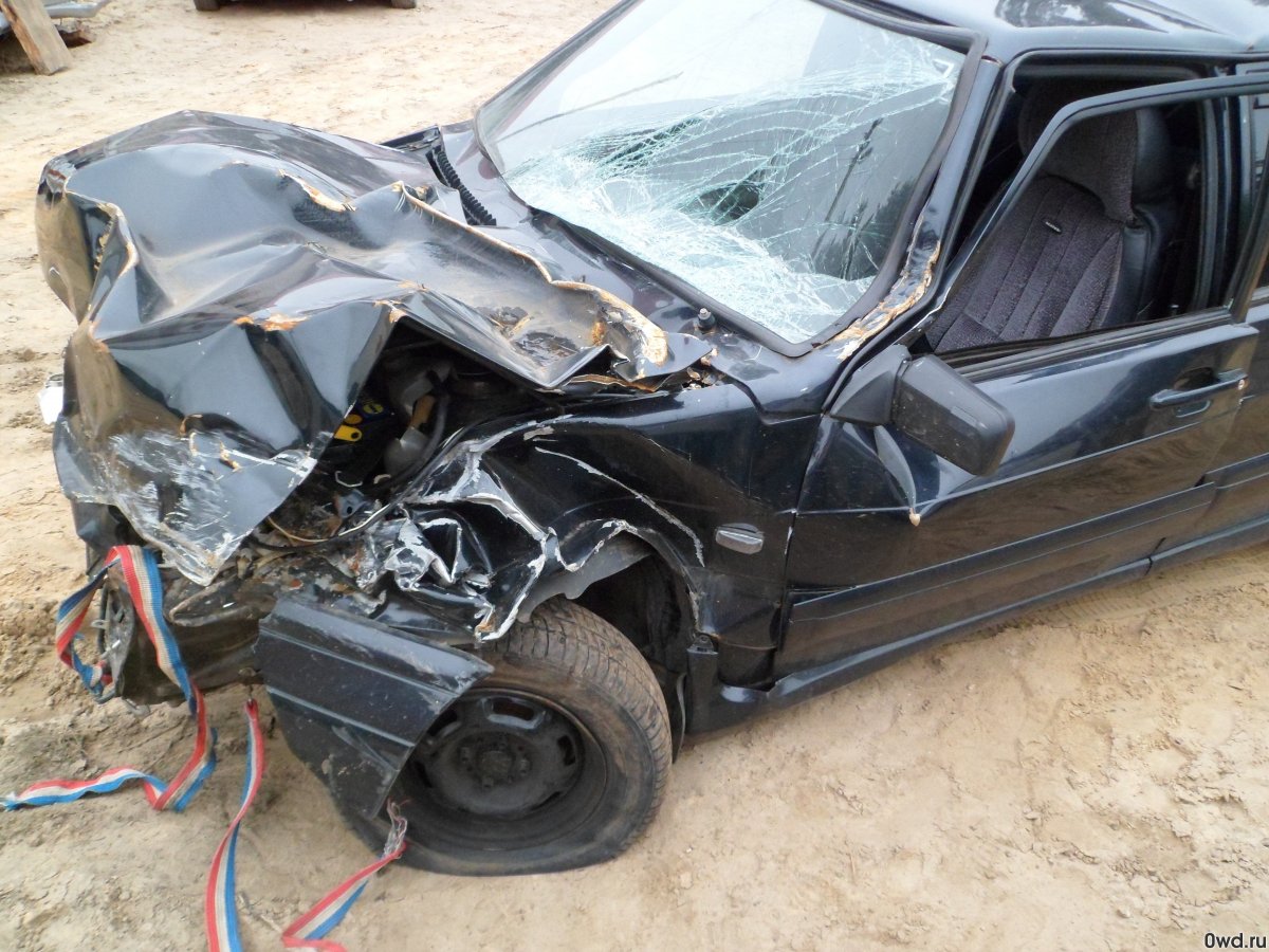 Битая ВАЗ 2114 черная