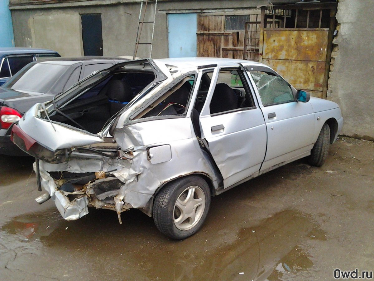 Битая ВАЗ 2112 серебристая