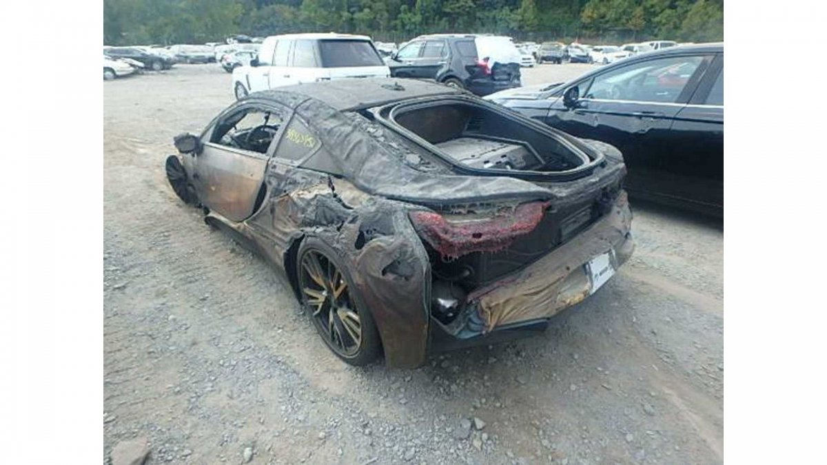 Разбитая машина BMW i8