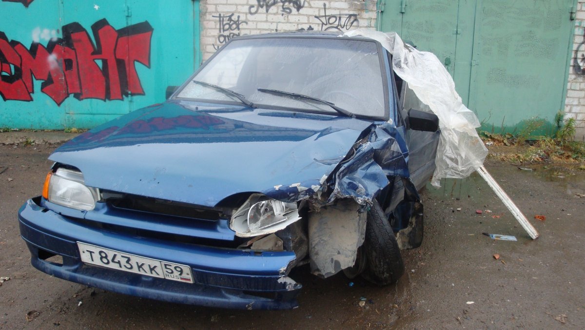 Разбитая желтая тазик