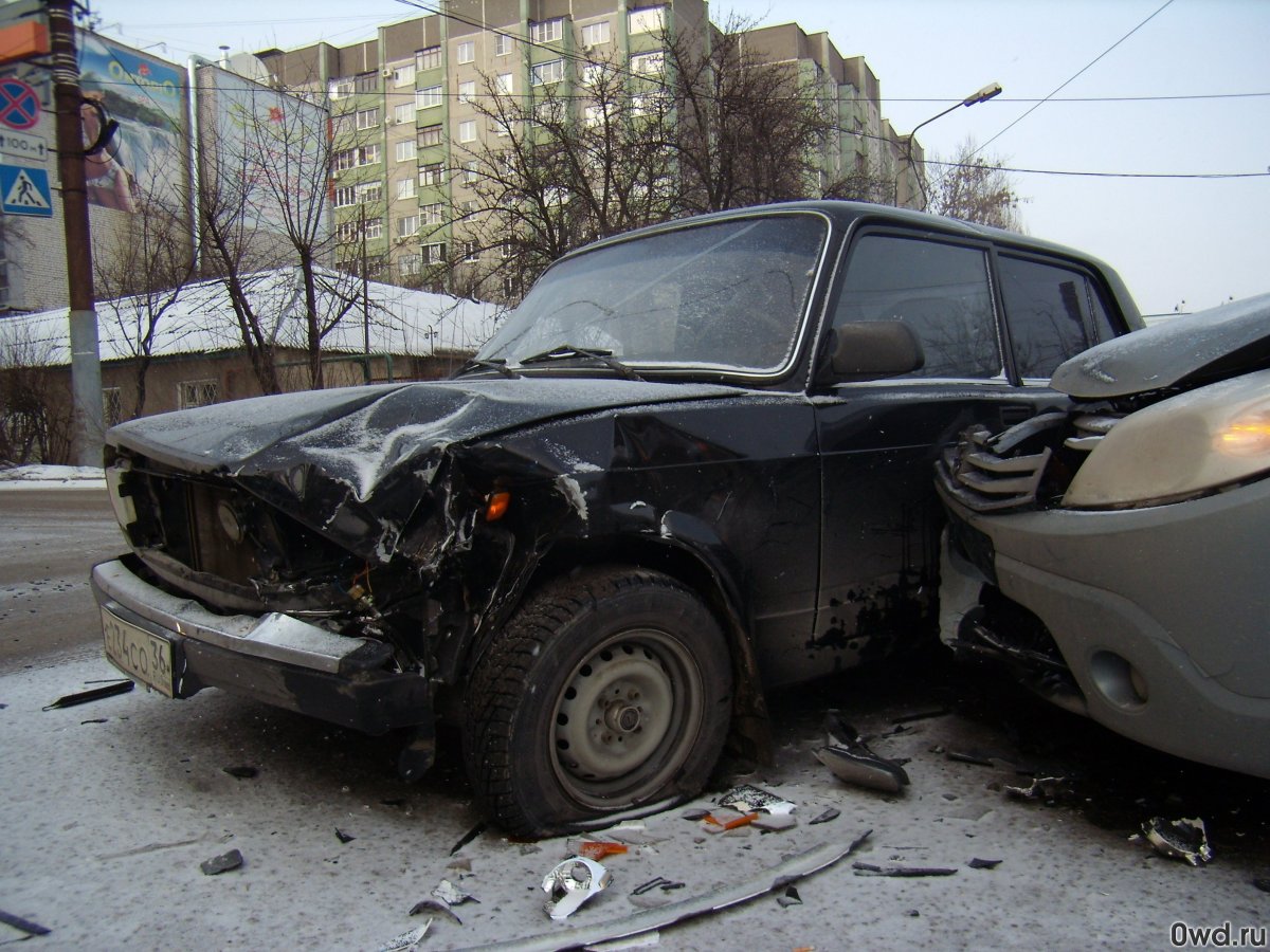 ВАЗ 2107 черный битый