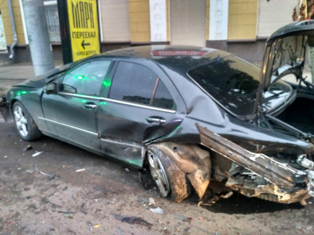 Разбитая машина Мерседес