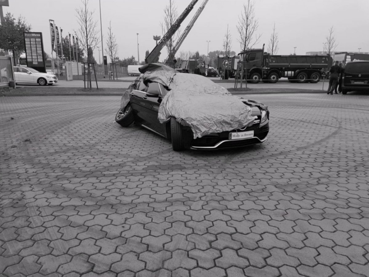 Разбитое авто с битой крышей