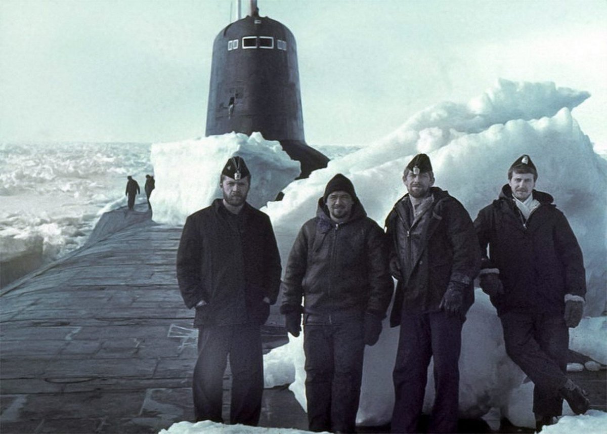 Всплытие подводной лодки в арктических льдах