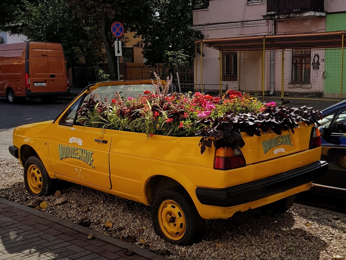 Клумба из старой машины