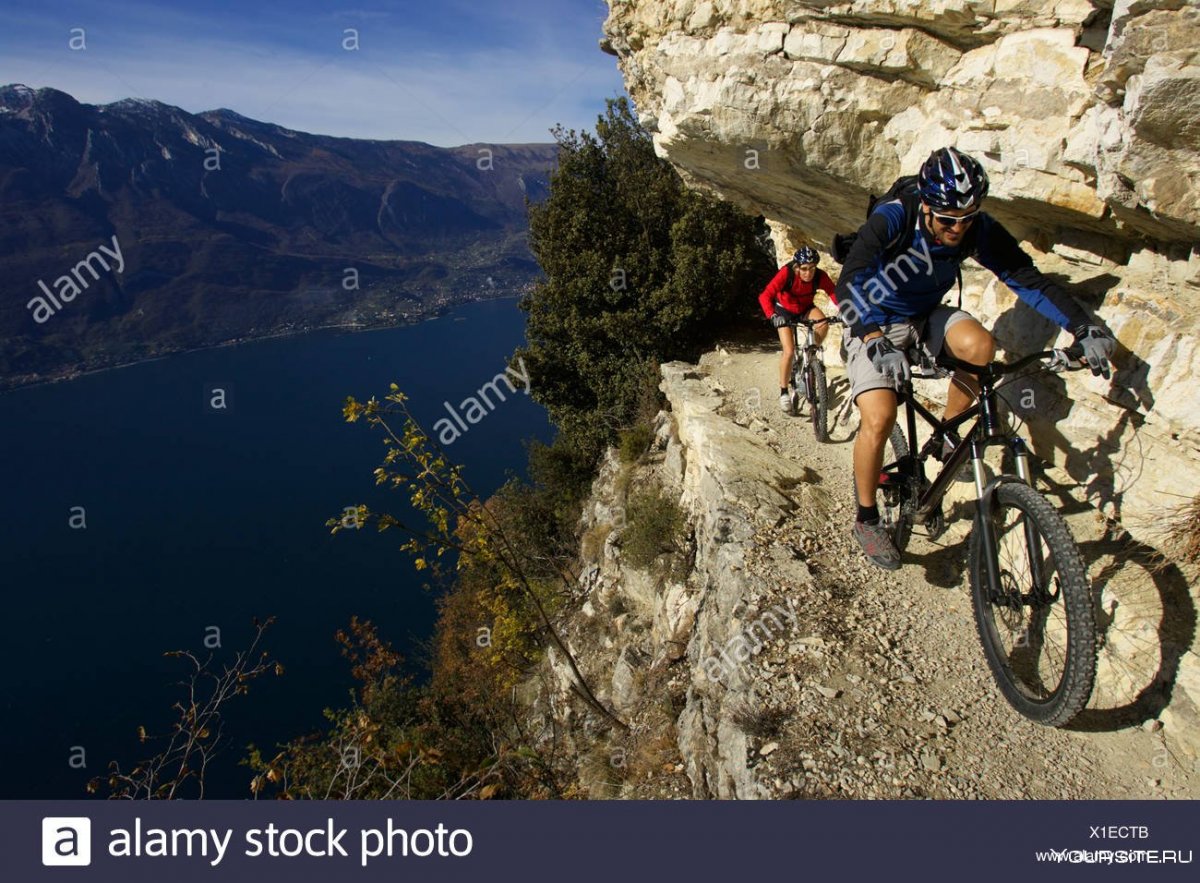 Велосипедист в горах