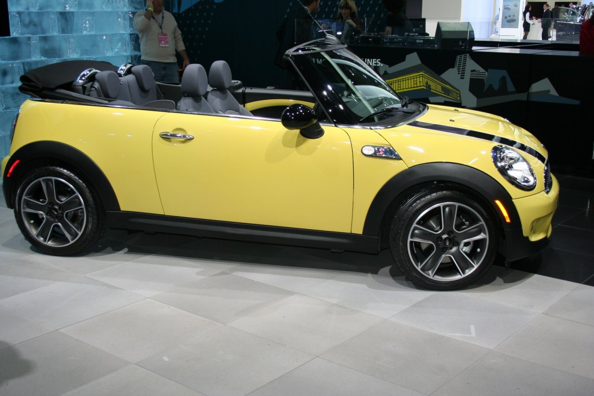 Мини Купер кабриолет с жесткой крышей