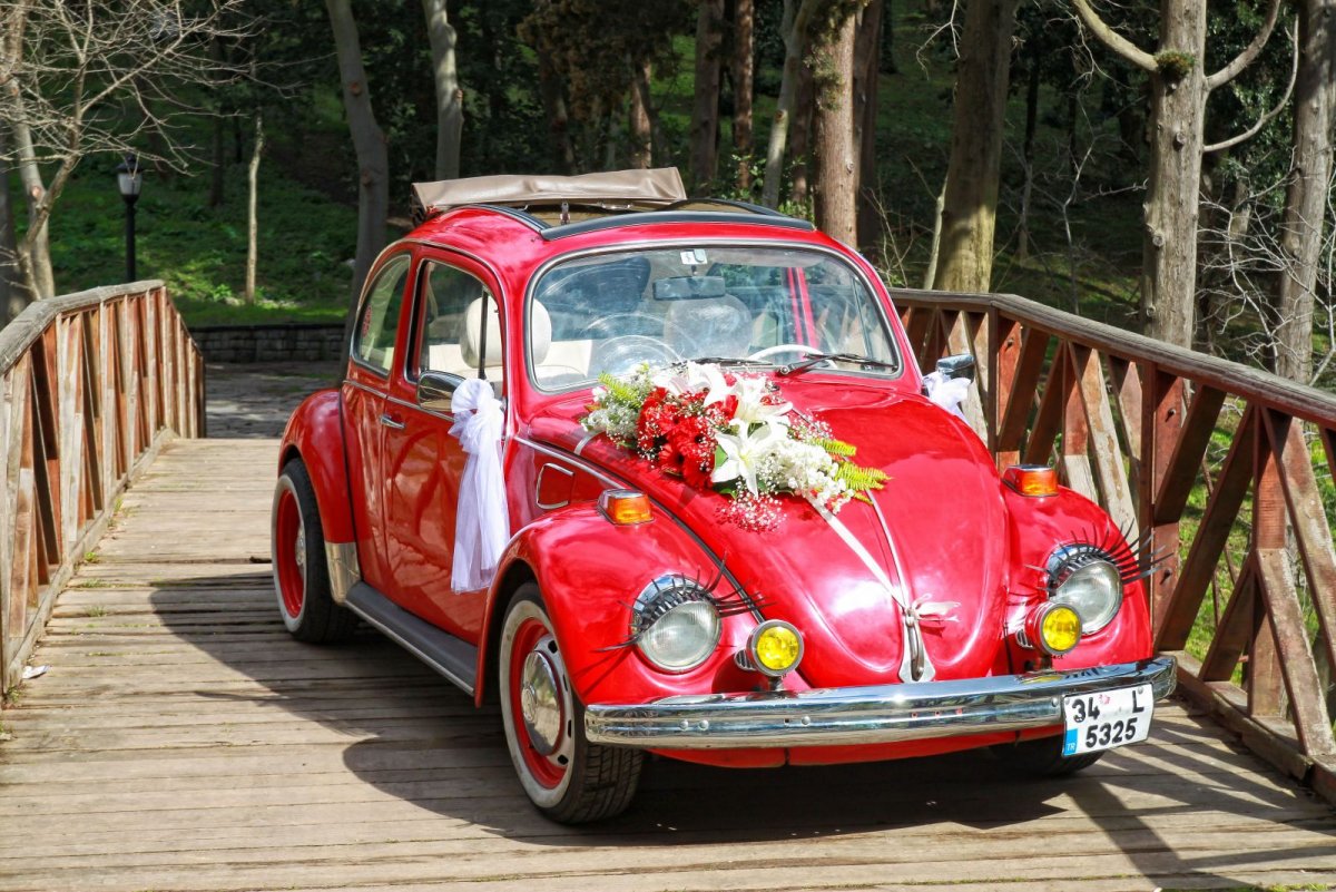 Красная Свадебная машина