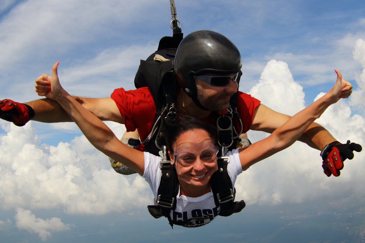 Прыжки с парашютом девушка инструктор