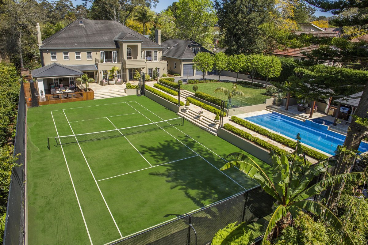 Дом с теннисным кортом