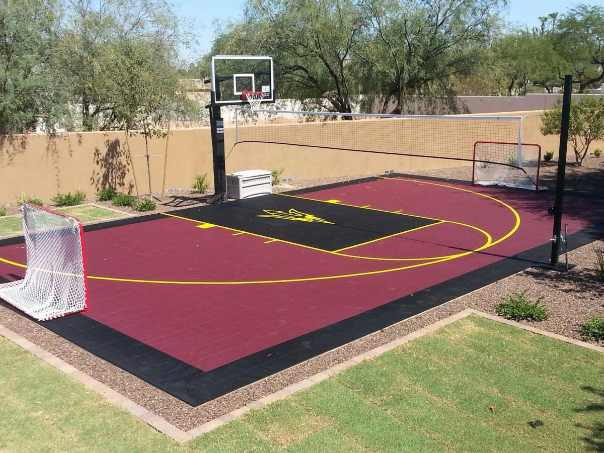 Баскетбольная площадка во дворе