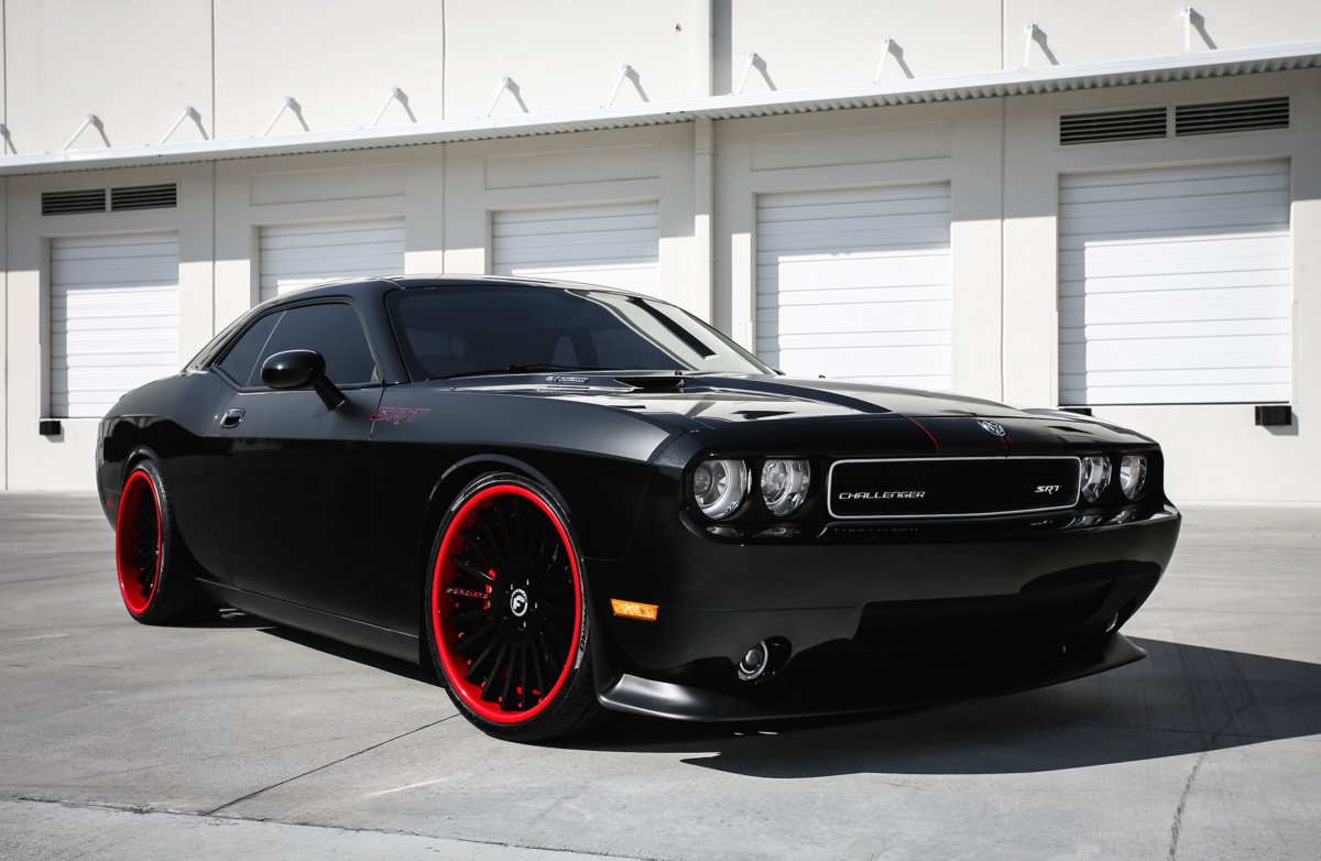 Додж Челленджер srt8