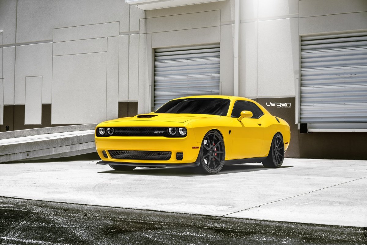 Dodge Challenger желтый