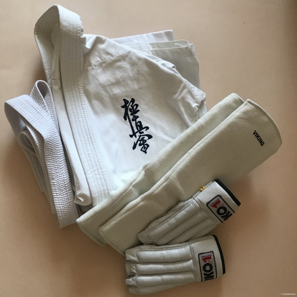 Перчатки для карате белые