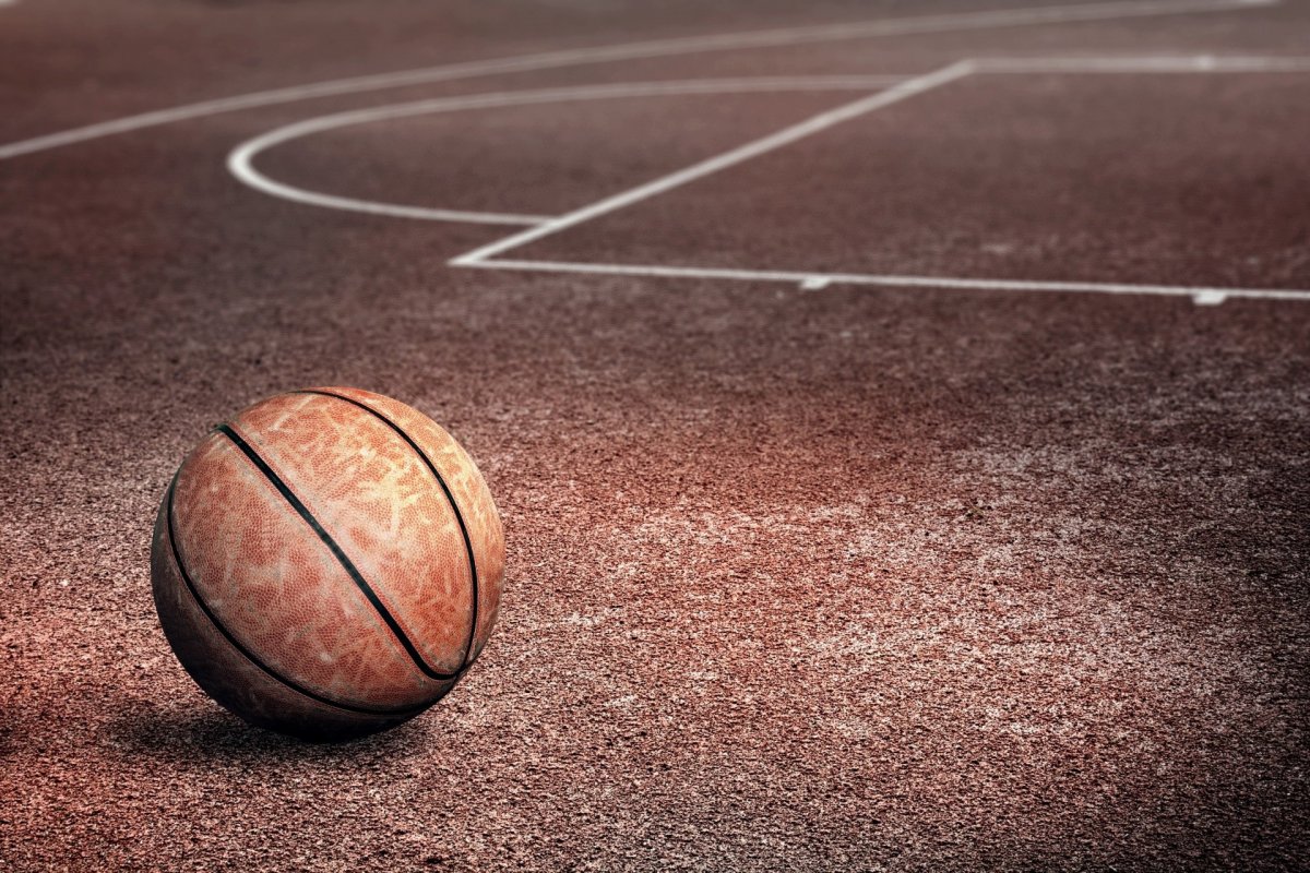 Спортивная площадка с баскетбольным кольцом