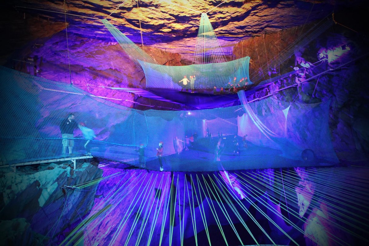 Самый большой подземный батут в мире