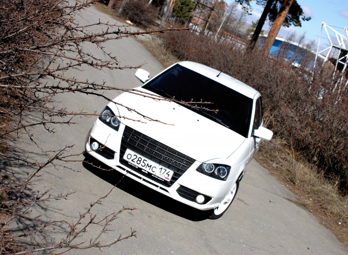 Белая тюнингованная Приора