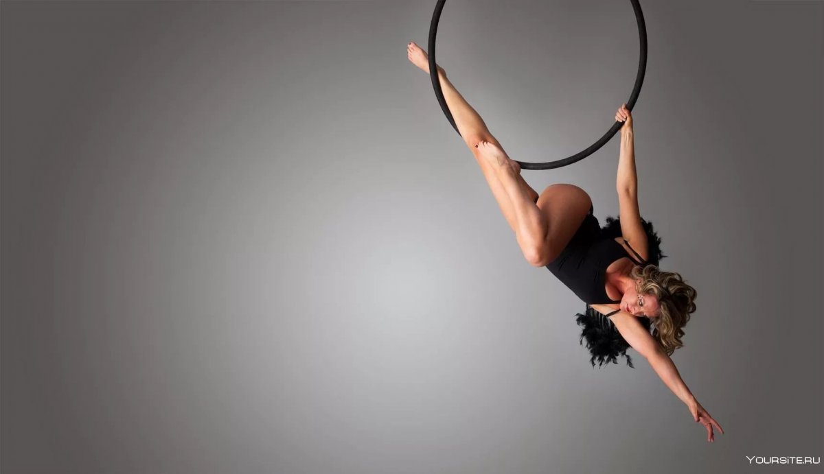 Гимнастическое кольцо в воздухе