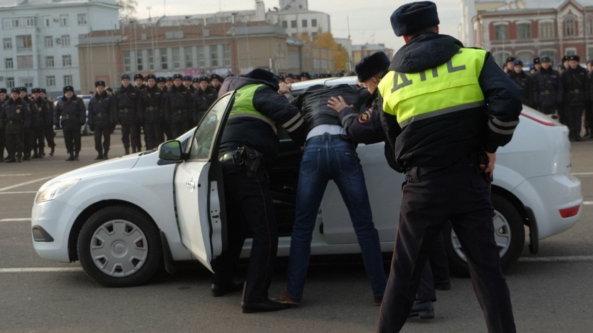 Полиция вскрывает автомобиль