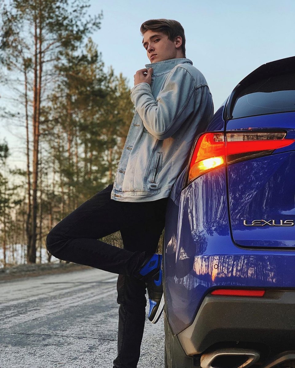 Фото Макса Ващенко с Мерседесом