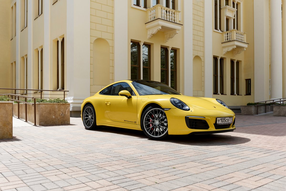 Желтая 911 Porsche Carrera 4s