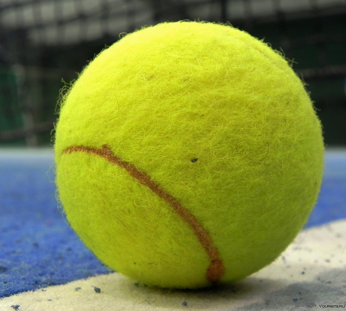 Теннисный мяч белый