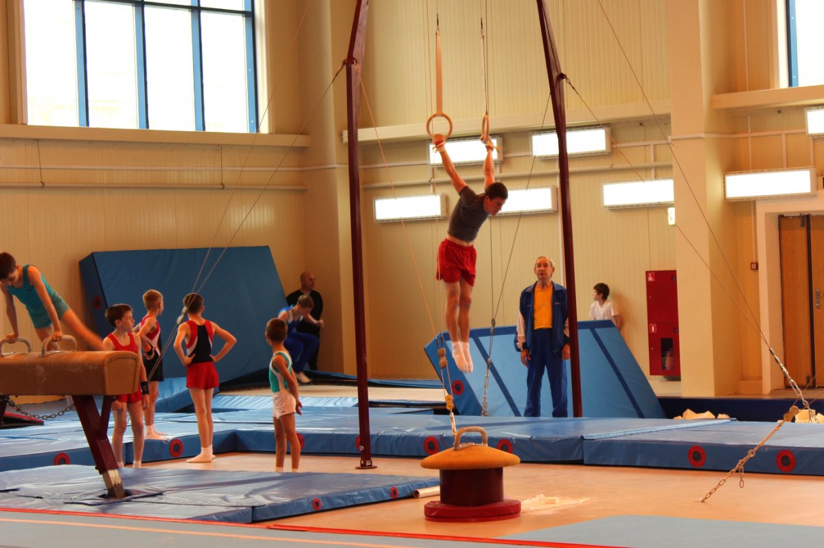 Помост для художественной гимнастики с амортизаторами из ППЭ