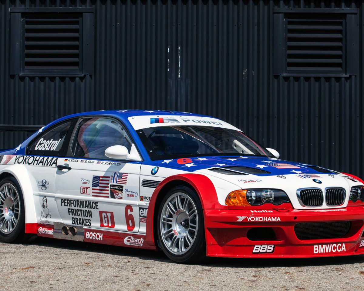 Девушка возле машины