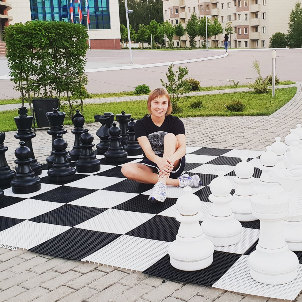 Девушка шахматы на улице