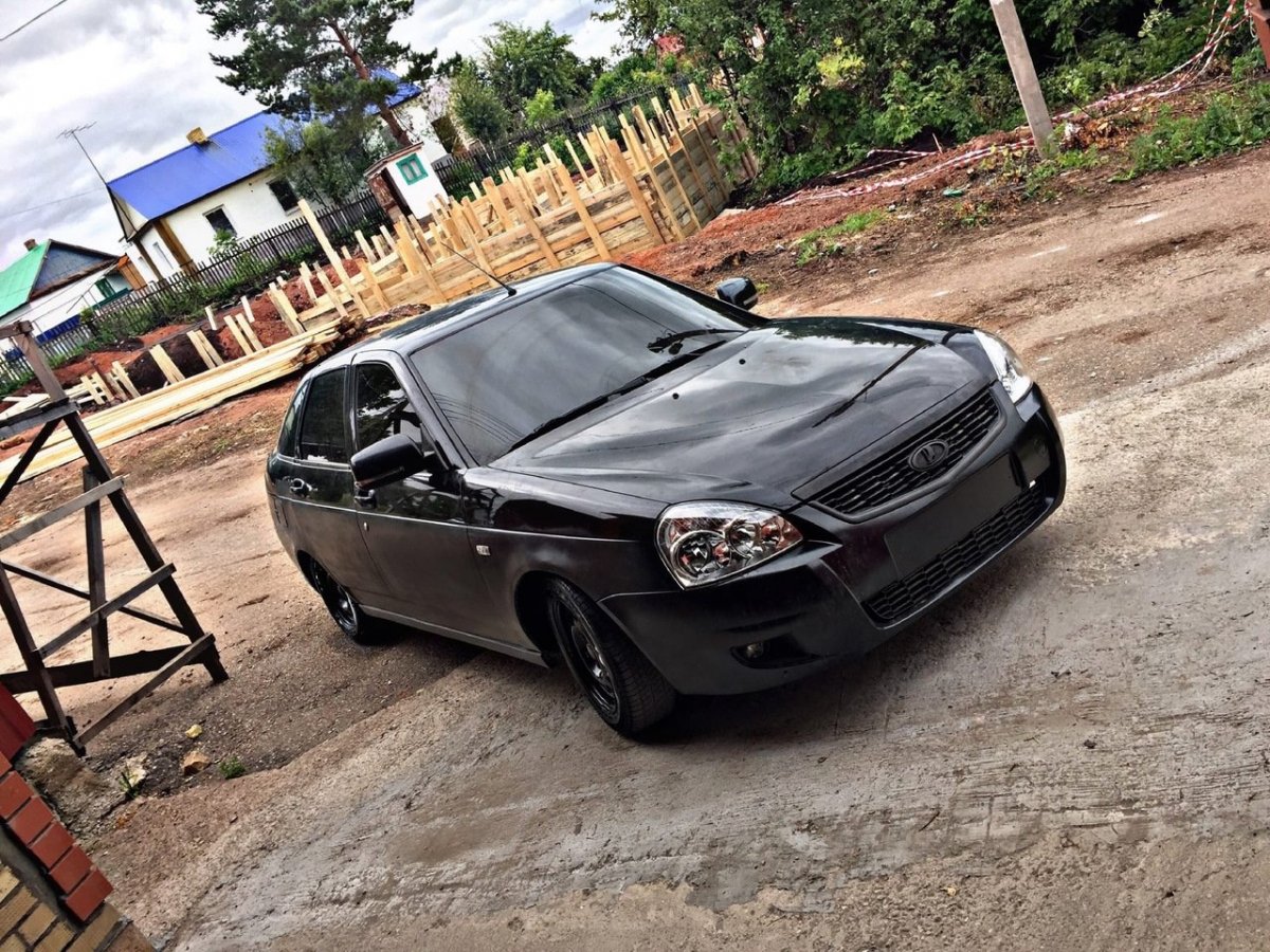 Битая черная Приора хэтчбек