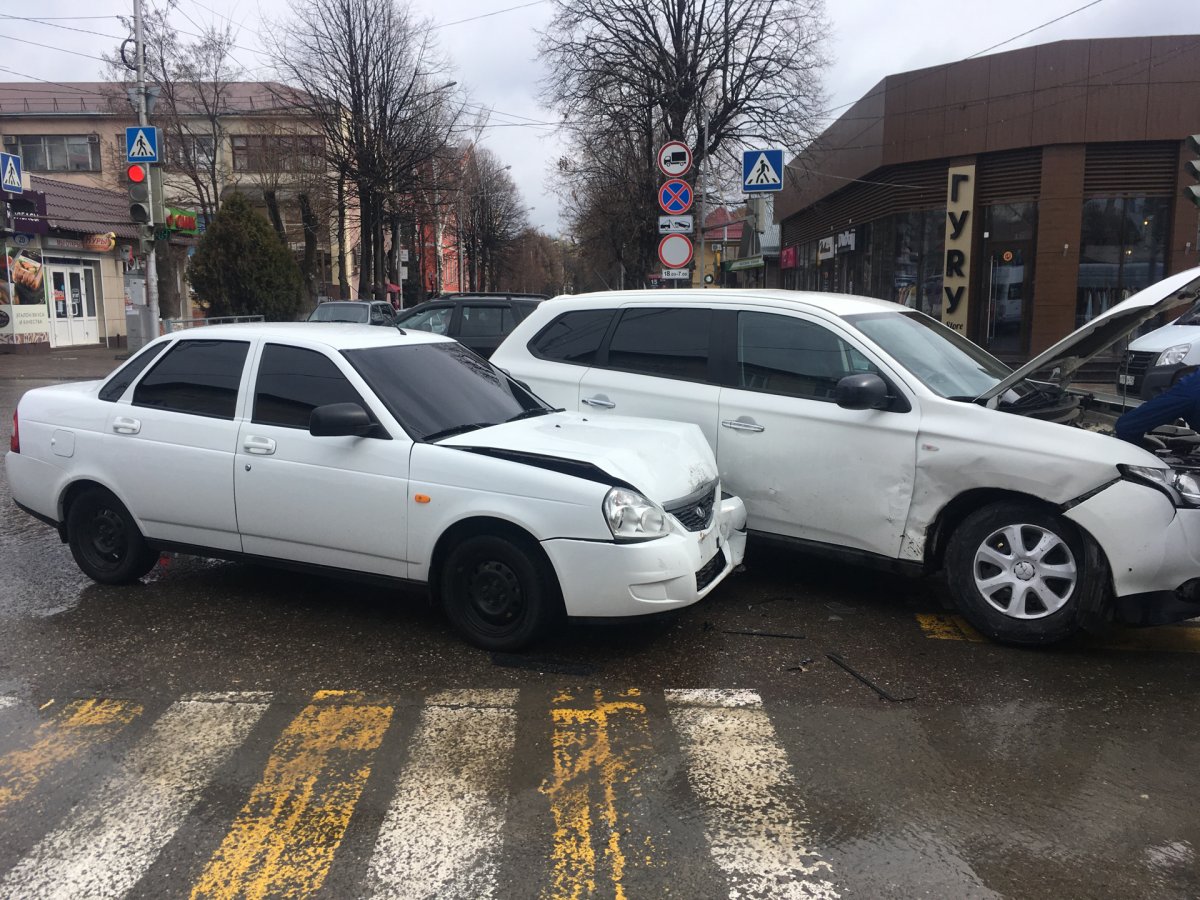 Битая белая Приора седан