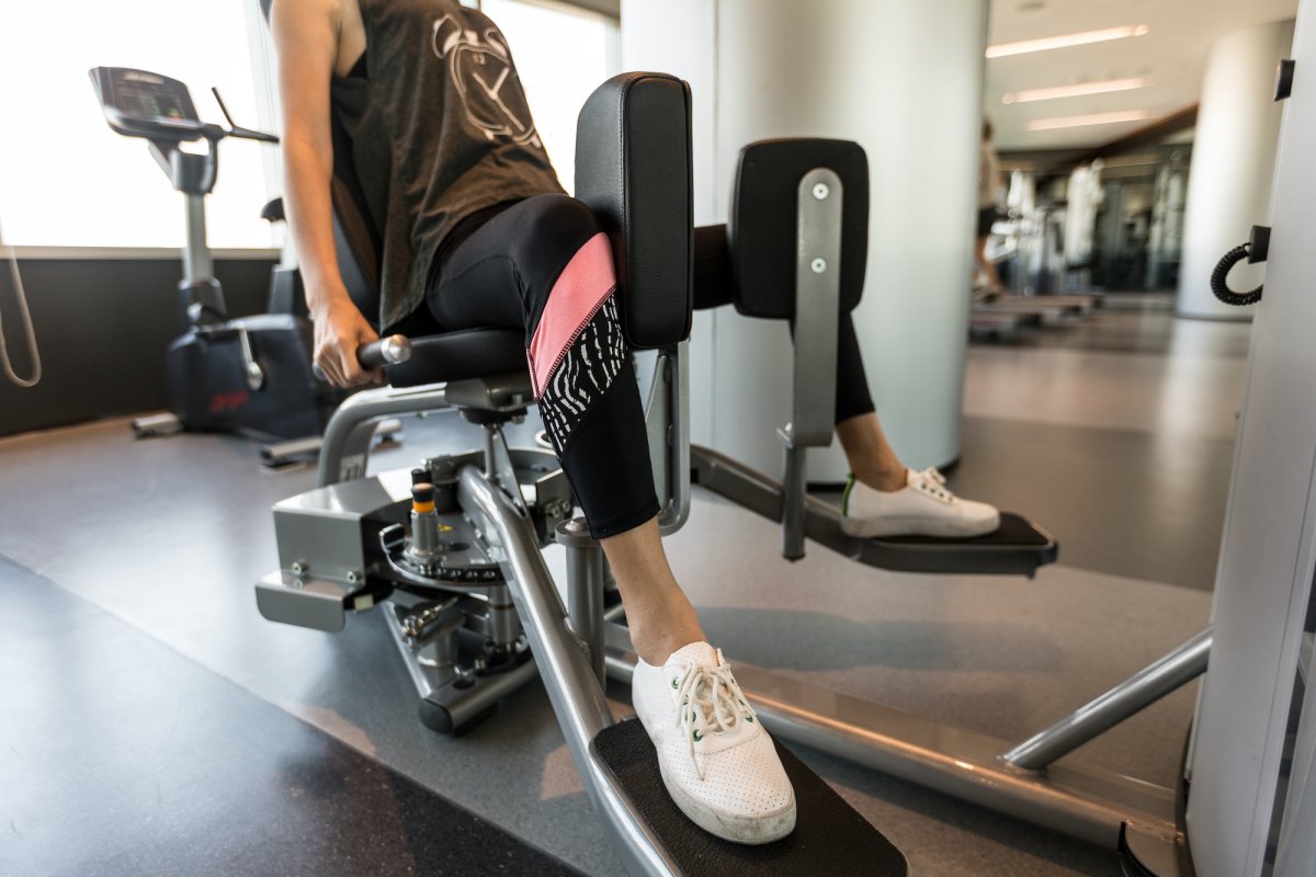 Тренажёр на ноги в зале